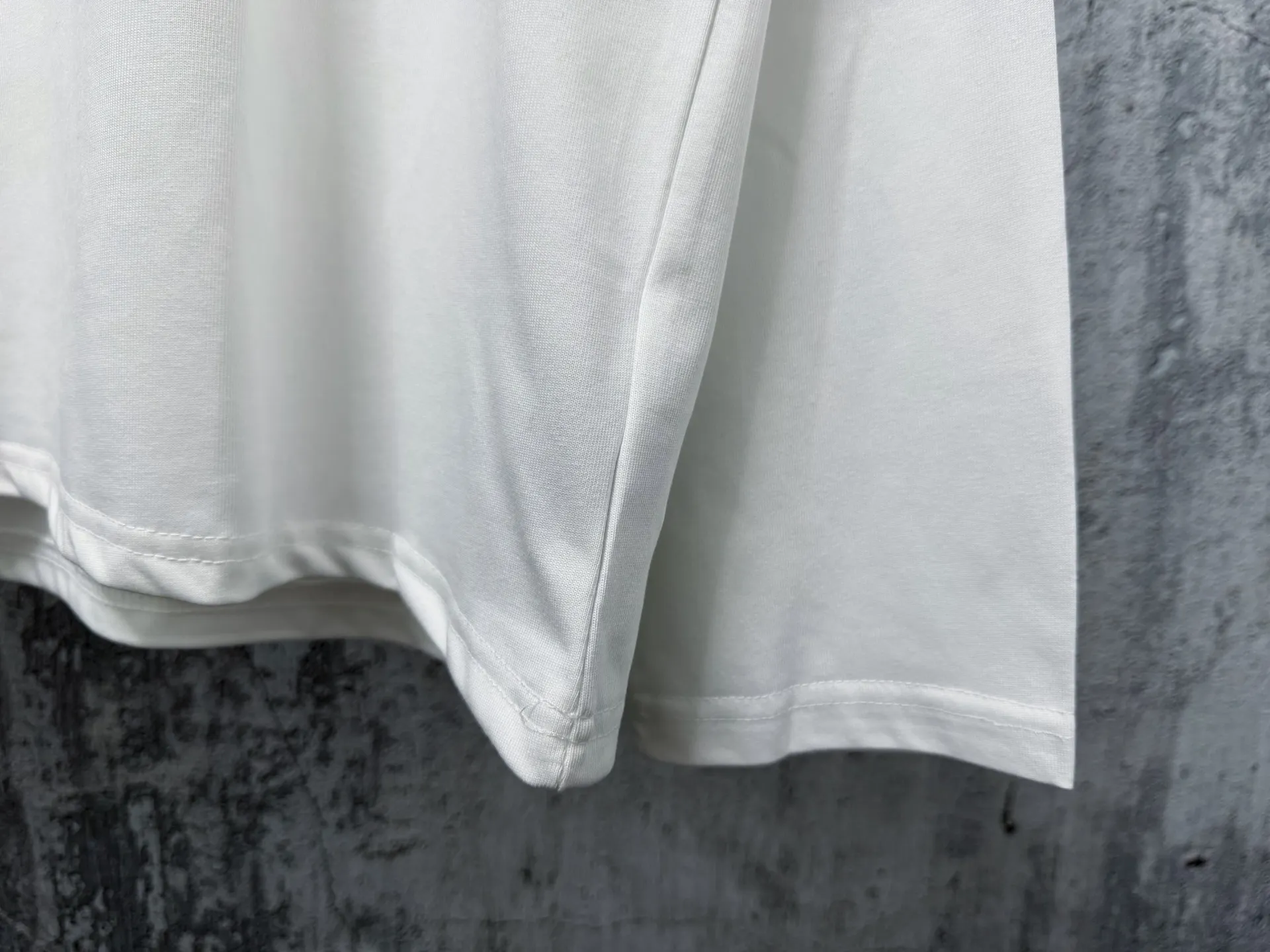 [BALENCIAGA] Paris 23ss M logo embroidered long sleeves. Exclusive custom-woven and dyed fabric. The fabric is made of 280g Paris-specific double yarns*high weight 1:1 double yarn rib. The front and rear left and right sleeves are tightly embroidered with imported Tajima embroidery machines. os dropped shoulders and loose version. Same Style for men and women. Color: White Black Size: XS-L